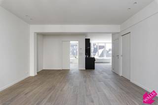 Nog op zoek naar een nieuw stekje? Dit tot in de puntjes gerenoveerd appartement op een uiterst centrale ligging kan uw nieuwe thuis worden! <br /><br />Beschikbaar op 1 december.<br /><br />Indeling: luchtige leefruimte met grote raampartijen en hoge plafonds. Open keuken voorzien van een koelkast met vriesvak, elektrisch kookvuur, dampkap en oven met aansluitend een praktische berging. Mooie badkamer met inloopdouche en lavabo. Toilet apart. 1 ruime slaapkamer. Overal parkettegel. <br />De Lombardenvest is een mooie straat in de Modewijk en gelegen tussen de Nationalestraat en de “Wilde Zee”. Je vindt op een steenworp van het appartement een waaier aan horeca en winkelmogelijkheden. Zeer goede verbinding openbaar vervoer vanaf de Groenplaats. <br /><br />Maandelijkse kosten 55 euro voor de gemeenschappelijke delen en onderhoud voor de lift. <br />Alle nutsvoorzieningen met eigen meters. Gunstig EPC van 82 kWh.<br />Afvalberging en fietsenberging voorzien in het gebouw.<br />Wees er snel bij en contacteer ons nu voor een afspraak ter plaatse!