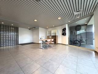 Dit instapklare handelspand is gelegen<strong> pal in het bruisende centrum</strong> van Waregem en geniet van een <strong>uitstekende zichtbaarheid</strong> dankzij de grote vitrine en het constante voorbijgaand voet- en autoverkeer. <strong>Ideaal om jouw zaak in de kijker te zetten!</strong><br /><br />De ruimte is momenteel ingedeeld in twee afzonderlijke lokalen, die je volledig naar <strong>eigen smaak en noden </strong>kan inrichten. Achteraan vind je een praktische kitchenette en<strong> apart sanitair</strong>.<br />Dankzij de veelzijdige indeling is dit pand perfect geschikt voor tal van activiteiten zoals een <strong>vrij beroep, kantoor, kapperszaak, praktijkruimte, …</strong><br /><br /><strong>Troeven op een rijtje:</strong>
<ul>
	<li>Toplocatie in het centrum</li>
	<li>Maximale zichtbaarheid en passage</li>
	<li>Grote vitrine</li>
	<li>Instapklaar</li>
	<li>Uitstekende prijs-kwaliteitverhouding</li>
</ul>
Interesse of een bezoek plannen?<br />Contacteer <strong>Realimmo </strong>via info@real-immo.be