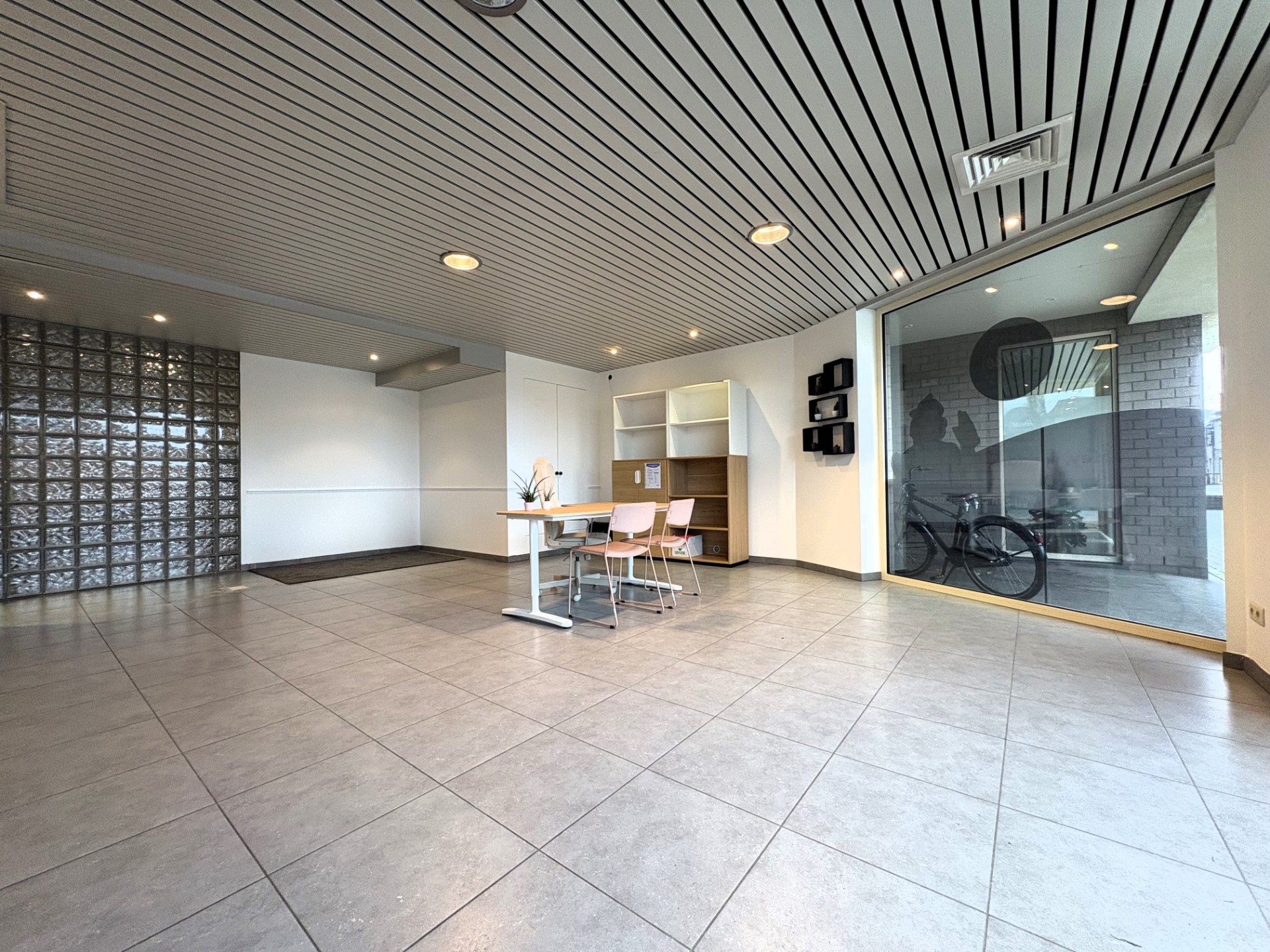 Polyvalent handelspand/kantoorruimte op topligging in centrum Waregem - foto 2