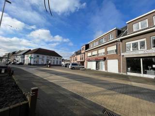 Gelegen in het centrum van Zandhoven, tegenover de kerk. Openbare parkeerplaatsen voor de deur.Het betreft enkel het gelijkvloers.INDELINGEtalage...
