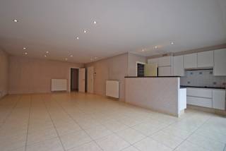 NOORDSTRAAT 128 BUS 28800 ROESELAREDit zeer mooi en instapklaar appartement is ideaal gelegen in het centrum van Roeselare, op de tweede verdieping...