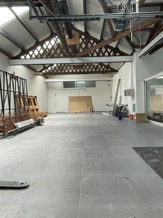 Te huur: Loods/ handelspand te Aalst. Dit handelspand is gelegen aan een invalsweg van Aalst nabij autostrade richting Gent/ Brussel. Het...