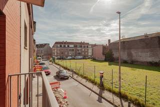Dit lichtrijke appartement biedt een aangename en ruime leefomgeving met een mooie inval van natuurlijk daglicht en een rustgevend zicht op het...