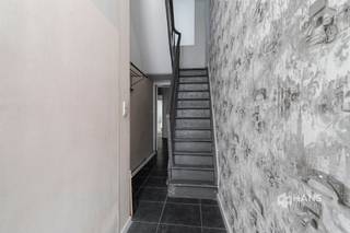 <p><span>Aartselaarstraat 255 - Hoboken</span></p><p><span> </span></p><p><span>Op te frissen woning (119 m²) met 3 slaapkamers en terras in Hoboken</span></p><p><span>In de Aartselaarstraat woon je op een centrale locatie, op de grens van Hoboken en Wilrijk. Winkels, supermarkten, scholen en openbaar vervoer bevinden zich op wandelafstand, terwijl je met de wagen in enkele minuten de belangrijkste invalswegen en de snelweg bereikt. Een praktische ligging met alle dagelijkse voorzieningen binnen handbereik.</span></p><p><span>Deze woning biedt een uitstekende basis voor wie graag zelf de handen uit de mouwen steekt. Dankzij de praktische indeling en de beschikbare oppervlakte creëer je hier een gezellige gezinswoning volledig naar eigen smaak. Bovendien is de elektriciteit conform en zijn de ramen voorzien van dubbele beglazing in hout en PVC.</span></p><p><span>Je komt binnen in de inkom- en traphal. Op het gelijkvloers bevinden zich een polyvalente ruimte/slaapkamer van 14 m², een ruime wasplaats van 8 m² en helemaal achteraan de badkamer van 8 m², uitgerust met een ligbad, lavabomeubel en toilet.</span></p><p><span>Op de eerste verdieping vind je een apart gastentoilet in de hal en verder de leefruimte met open keuken, samen goed voor een oppervlakte van circa 25 m². Achteraan bevindt zich nog een extra, lichtrijke ruimte van 10 m², ideaal als eetkamer, bureau of gezellige zithoek. Van hieruit heb je toegang tot het noord-georiënteerde terras van ca. 20m².</span></p><p><span>De bovenverdieping omvat nog twee slaapkamers van 8 m² en 12 m².</span></p><p><span>Tot slot beschikt de woning nog over een praktische kelder, ideaal als extra bergruimte.</span></p><p><span>Ben je op zoek naar een betaalbare woning met veel potentieel, die je volledig naar eigen smaak kan renoveren? Mis deze kans niet! Bewoonbare opp. 119 m² – ref.: bruto vloeropp. Voor meer info of een gratis schatting surf naar </span><span><span>www.hansimmo.be</span></span></p><p><span> </span></p>