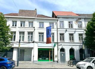 Commercieel gelegen handelspand op topligging in het Centrum van Kortrijk: recht tegenover het Schouwburgplein en op wandelafstand van de Grote...