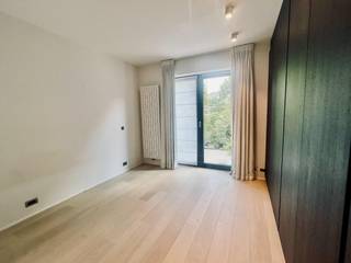Situé au premier étage d'une résidence de standing, cet élégant appartement offre une superficie habitable d'environ 125 m² (selon le certificat PEB). Son agencement allie confort et fonctionnalité avec un vaste hall d'entrée comprenant un vestiaire et des toilettes invités. Le lumineux séjour s'ouvre sur une cuisine ouverte haut de gamme BULTHAUP et donne accès à une agréable terrasse d'environ 18 m².<br /><br />L'appartement dispose également d'une buanderie séparée. La suite parentale (env. 16 m²) comprend un dressing ainsi qu'une salle de bains attenante. Une seconde chambre bénéficie de sa propre salle de douche.<br /><br />La provision mensuelle pour les charges communes s'élève à 250 €.<br /><br />Parmi les nombreux atouts de ce bien figurent les placards intégrés, les rideaux inclus, l'excellente performance énergétique (PEB), une cave privative, un local commun pour vélos et poussettes ainsi qu'un local à déchets. Un emplacement de parking est disponible en option.