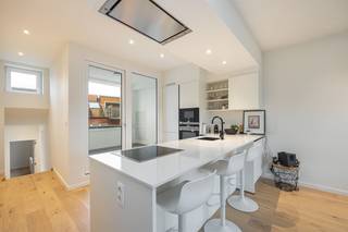 <p><span> </span></p><p><span>Rénovation luxueuse et lumineuse à Anvers Nord, voilà en quelques mots ce duplex penthouse. Pensez-y : des matériaux élégants et intemporels, de grandes fenêtres, une salle de bal comme espace de vie avec une cuisine ouverte et une terrasse, deux chambres spacieuses et deux salles de bains. S'il vous plaît !</span></p><p><span> </span></p><p><span>C'est dans une rue large, avec beaucoup d'arbres et de places de parking, que se trouve cette façade blanche bien entretenue, au numéro 73. Après avoir traversé le hall d'entrée soigné, avec ses hauts plafonds et ses moulures (’), on monte l'escalier pour accéder à l'espace de vie du duplex au troisième étage. Il est immense, avec ses’n 44</span><span>m², avec un beau parquet continu et chaleureux. La lumière pénètre partout, grâce aux 5 grandes fenêtres côté rue et à la double porte vitrée derrière la cuisine ouverte. Outre l'espace suffisant pour un grand salon et un bureau ou un coin lecture, l'espace de vie offre également un vestiaire encastré pratique, des placards sur mesure sous l'escalier et un accès à des toilettes séparées pour les invités avec un lavabo.</span></p><p><span>La cuisine ouverte est élégante et intemporelle, avec des façades blanches sans poignées et un plan de travail en composite, ainsi qu'un grand comptoir pour les repas.</span></p><p><span>On y trouve un feu électrique, une hotte, un évier, un four, un micro-ondes, un réfrigérateur, un congélateur et un lave-vaisselle - tous des appareils de qualité de Siemens et Bosch. La cuisine et l'espace de vie sont tous deux équipés de spots encastrés.</span></p><p><span>De là, on accède à la terrasse couverte et carrelée. Un bel espace extérieur orienté à l'est – Vous bénéficiez donc déjà du soleil à partir de ’le matin, tout en étant à l'abri toute l'année !</span></p><p><span> </span></p><p><span>Des marches situées derrière la cuisine vous permettent de descendre d'un demi-étage jusqu'à la première chambre lumineuse située à l'arrière sur du parquet, en passant par la première salle de bains moderne et carrelée sur la gauche. Elle est équipée d'une douche spacieuse à l'italienne, d'un large lavabo avec armoire et miroir, d'un WC et d'un branchement pour votre machine à laver et votre sèche-linge.</span></p><p><span> </span></p><p><span>La deuxième chambre se trouve à l'étage supérieur, auquel on accède par l'escalier du salon. Ici encore, vous disposez d'un magnifique parquet et d'une salle de bains carrelée séparée avec une douche à l'italienne avec des carreaux souterrains et un lavabo avec un meuble. La chambre elle-même se trouve sous le toit et mesure plus de 21 m² ! Les grandes fenêtres velux laissent entrer beaucoup de lumière pendant la journée et ’vous permet de compter les étoiles filantes la nuit…</span></p><p><span> </span></p><p><span>Hotspot dans le quartier recherché d'Anvers-Nord</span></p><p><span>Vous habitez ici à Anvers Nord, dans un quartier de plus en plus recherché. Ce n'est pas difficile, car d'ici vous pouvez facilement rejoindre l'Eilandje, la Leien avec ses transports publics’, la vieille ville et le parc Spoor Noord. Les supermarchés ne manquent pas, avec un Lidl et un Aldi au coin de la rue. Et à Sint-Jansplein, un peu plus loin, c'est jour de marché les mercredis et vendredis !</span></p><p><span> </span></p>