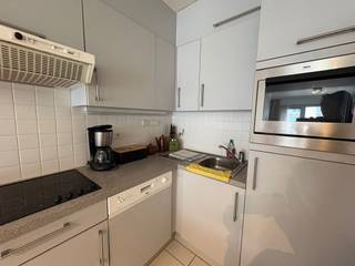 Bent u op zoek naar een comfortabel appartement aan de Belgische kust? Dan is dit prachtige 2-slaapkamerappartement in Westende zeker een bezoek waard!<br /><br />Gelegen op een uiterst centrale ligging, bevindt u zich op wandelafstand van winkels, openbaar vervoer, de zeedijk en het strand. Hier geniet u van het beste wat Westende te bieden heeft, terwijl u toch verblijft in een rustige residentie.<br /><br />Indeling:<br /><br />Lichtrijke leefruimte<br /><br />Volledig uitgeruste keuken<br /><br />2 volwaardige slaapkamers<br /><br />Badkamer<br /><br />Praktische berging<br /><br />Het appartement kan desgewenst gemeubeld gehuurd worden, wat een extra troef vormt voor wie zorgeloos wil intrekken.<br /><br />EPC: in opmaak.<br /><br />Interesse? Contacteer ons vandaag nog voor meer informatie of een bezoek ter plaatse. Dit appartement combineert comfort, rust en een uitstekende ligging aan zee! <br /><br />Huurprijs bedraagt 750€+ 100€ algemene kosten (waaronder voorschot water) <br /><br />