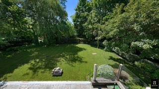 <p>Située dans un environnement résidentiel particulièrement recherché, à distance de marche de la Boslaan, cette villa individuelle se trouve sur un magnifique terrain d’environ 1.700 m², parfaitement orienté, au sein d’une rue sans issue garantissant calme absolu et intimité. La propriété offre de nombreuses possibilités, tant pour un projet de rénovation que pour une nouvelle construction.</p>
<p>Disposition : En entrant, vous êtes accueilli dans un spacieux hall d’entrée avec vestiaire et toilettes invités. Le séjour lumineux avec coin salon et salle à manger s’ouvre sur les terrasses ensoleillées orientées plein sud et le superbe jardin. Une cuisine entièrement équipée complète cet espace. Le rez-de-chaussée comprend également un vaste bureau ou espace TV avec vue sur le jardin des deux côtés, ainsi qu’un bureau séparé.</p>
<p>Au premier étage se trouvent quatre chambres à coucher de belles dimensions et trois salles de bains, un WC séparé et un espace de rangement pratique. Le deuxième étage offre un grand grenier pouvant être aménagé en espace polyvalent, salle de loisirs ou en deux chambres supplémentaires.</p>
<p>La maison est entièrement sous-solée et dispose d’un spacieux garage intérieur pouvant accueillir jusqu’à quatre voitures. Plusieurs emplacements de parking sont également prévus sur l’allée. Le magnifique jardin, idéalement orienté, constitue un véritable havre de paix où vous pourrez profiter du soleil et de la nature en toute intimité.</p>