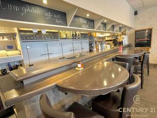 <p>UNIEKE HORECA OPPORTUNITEIT! - OVERNAME UITBATING – OVERNAME HANDELSHUUR</p>
<p>Gelegen op een TOPLOCATIE, in het pand van de grote CARREFOUR, naast de BRICO en meerdere zaken, met een grote parking voor de deur en super bereikbaarheid. Deze instapklare taverne is met haar groot en vast klantenbestand sinds jaar en dag een vaste waarde voor velen. Een kop koffie met gebak, een warme maaltijd of een fris getapte pint, het kan hier allemaal. Binnen biedt de zaak plaats voor ruim 60 personen en het overdekte terras heeft een 40 tal plaatsen. Door zowel een directe ingang van buitenaf alsook vanuit de inpandige ingang rechtstreeks in de CARREFOUR geniet de zaak van een goede aanloop van passanten. De zaak biedt vele mogelijkheden en heeft een prachtig verdienmodel waar een enthousiaste ondernemer zelfs nog met gemak meer van zou kunnen maken. Circa de volledige inboedel wordt mee verkocht en de huidige uitbater is bereidt om de overnemer gedurende een overeen te komen periode op te leiden en mee te werken. <br /><br />De huurprijs is inclusief verbruik gas, water, elektriciteit. De overnameprijs wordt u door de tussenkomende makelaar meegedeeld. Voor meer informatie en een oriënterend gesprek neem contact op met ons kantoor, zéér gunstige voorwaarden.</p>
<p>WIE LAAT DE KAAS NIET VAN ZIJN BROOD ETEN EN WIL DE HANDEN UIT DE MOUWEN DOEN?</p>