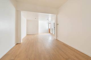 <p>Op het Edmond de Grimbergheplein in Willebroek bevindt zich deze gerenoveerde woning die achter haar karaktervolle bakstenen gevel verrassend veel ruimte te bieden heeft. De woning combineert een praktische indeling met ruime leefvertrekken, drie slaapkamers, en een bijzonder ruime overdekte buitenruimte.</p><p>Op het gelijkvloers komt u binnen in de woning via de traphal, die toegang geeft tot de verschillende leefruimtes. De ruime woonkamer biedt voldoende plaats voor zowel een gezellige zithoek als een volwaardige eethoek en sluit rechtstreeks aan op de keuken.<br />De volledig uitgeruste keuken is uitgevoerd in een moderne, donkere stijl en beschikt over heel wat werk- en kastruimte. De verschillende inbouwtoestellen, waaronder oven en microgolfoven, maken het geheel compleet. Dankzij de open verbinding met de leefruimte blijft er een aangenaam contact tussen koken en wonen.<br />Verder bevindt zich op het gelijkvloers een ruime en verzorgde badkamer. Deze is ingericht met een royale inloopdouche, wastafelmeubel, handdoekradiator en praktische ingebouwde opbergkasten. Daarnaast is er een afzonderlijke berging met extra opslagmogelijkheden.<br />Via de traphal bereikt u de tussenverdieping, waar zich een opvallend ruime en grotendeels overdekte buitenruimte bevindt. Deze vormt een bijzondere extra troef voor wie graag een eigen buitenplek heeft en biedt verschillende mogelijkheden qua inrichting.<br />De eerste verdieping telt twee volwaardige slaapkamers. Beide kamers genieten van natuurlijk licht en bieden voldoende ruimte voor een slaapkamer, bureau of dressing.<br />De bovenste verdieping werd volledig ingericht als een ruime zolderkamer. Dankzij de dakramen valt er aangenaam daglicht binnen en de ingebouwde kasten onder de schuine dakvlakken zorgen voor heel wat extra bergruimte. Deze verdieping kan perfect dienstdoen als derde slaapkamer, thuisbureau, hobbyruimte of speelkamer.</p><p>Ook de ligging vormt een belangrijke troef. Het Edmond de Grimbergheplein bevindt zich op een centrale locatie in Willebroek, met scholen, winkels en openbaar vervoer in de nabije omgeving. Het station van Willebroek ligt eveneens dichtbij en zorgt voor een vlotte verbinding met de ruimere regio. Ook de A12 en andere belangrijke verbindingswegen zijn gemakkelijk bereikbaar.</p><p>Een ruime, gerenoveerde woning met heel wat mogelijkheden op een centrale locatie.</p><p><strong>Interesse? Vraag je bezoek aan!</strong></p>