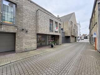 In de Klaverstraat 28 te Veurne vinden we deze prachtige woning met 3 slaapkamers, terras en garage (optioneel). Gelegen in het centrum van Veurne, op wandelafstand van de Grote Markt, openbaar vervoer, winkels, etc.INDELING:> Gelijkvloers:- Inkom;- Garage (optioneel).> Eerste verdieping:- Ruime leefruimte met veel lichtinval en uitzicht op het terras;- Zonnig terras ;- Open keuken met alle nodige apparaten;- Berging met aansluiting voor de wasmachine;- Gastentoilet.> Tweede verdieping:- Nachthal;- Slaapkamer 1 ;- Slaapkamer 2 ;- Slaapkamer 3 ;- Badkamer met douche, bad en wasmeubel;- Apart toilet.TROEVEN:- TOPlocatie (centrum Veurne, alles op wandelafstand);- Energiezuinig (EPC B!);- Veel natuurlijk lichtinval;- Ruime slaapkamers.De garage is optioneel en kan worden bij gehuurd voor €70,-/maand.Beschikbaar vanaf 01/06/2025.Bent u geïnteresseerd in deze eigendom te huur in Veurne? Ga naar de website www.dewaele.com, klik op het pand dat u wenst te huren. Via de rode knop "vraag je bezoek aan", vragen we u kort een profiel in te vullen. Daarna nemen we contact op voor een bezoek. Telefonisch kunnen er geen afspraken gemaakt worden.