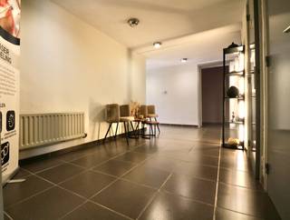 Bent u op zoek naar een professionele locatie voor uw praktijk of kantoor?
Dit instapklare handelspand biedt tal van mogelijkheden en is ideaal voor vrije beroepen, medische of paramedische praktijken, consultancy of kantooractiviteiten.
De bureau/praktijkruimte heeft een oppervlakte van 40m2.
Op deze moment is de ruimte ingedeeld in 2 praktijkruimtes, doucheruimte en kleedruimtes.
Er zijn ook nog 2 andere ruimtes beschikbaar en het volledig pand met 3 praktijkruimtes, burelen kan ook in zijn geheel gehuurd worden.
Het pand beschikt over drie afzonderlijke praktijkruimtes of burelen, een gemeenschappelijke wachtruimte , een toilet, een kitchenette/berging.
Vooraan het gebouw bevindt zich 2 gemeenschappelijke parkeerplaatsen.
Het handelspand geniet van een centrale ligging en biedt een uitstekende zichtbaarheid, ideaal voor diverse handels- of dienstverlenende activiteiten.
Dankzij de vlotte bereikbaarheid en de ruime parkeergelegenheid in de directe omgeving is het pand gemakkelijk toegankelijk. Bovendien bevindt het zich op wandelafstand van het centrum van Eeklo.
Interesse in dit centraal gelegen handelspand? Stuur een e-mail naar verhuur@vastgoedunicum.be of bel naar Unicum 09/366 16 15.
