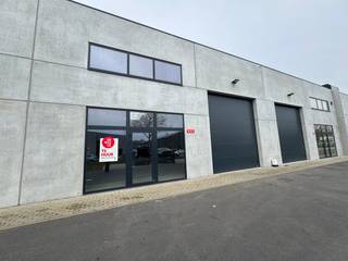 Troeven van het pand:*Een vrije hoogte van 6,2 meter, wat de mogelijkheid biedt voor een tussenverdieping (extra stock of kantoor).*Voorzien van...