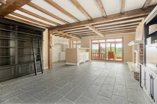 Aan de recent vernieuwde Maastrichtersteenweg bevindt zich deze uitstekend onderhouden open bebouwing op een royaal perceel van maar liefst 1.608 m². De woning werd sinds 2020 grondig gerenoveerd en combineert hedendaags wooncomfort (EPC-label B) met een bijzonder verzorgde afwerking. Dankzij het vele maatwerk, uitgevoerd door de eigenaar-schrijnwerker, geniet deze woning van een unieke uitstraling en een optimaal gebruik van de beschikbare ruimte.<br /><br />Met een bewoonbare oppervlakte van ongeveer 250 m² biedt deze woning alle ruimte. De woning beschikt over een ruime leefomgeving, drie gelijkvloerse slaapkamers en twee badkamers (één per verdiep), waardoor iedereen hier zijn eigen plek vindt.<br /><br />Op het eerste verdiep is er een zeer grote ruimte die ingericht kan worden in nog 3 slaapkamers, of gewoon als polyvalente werk-/ hobbyruimte.<br /><br />Een absolute meerwaarde is de volledige onderkeldering met hoge plafonds, die tal van mogelijkheden biedt voor opslag, hobbyruimte, werkplaats of andere invullingen. Daarnaast is er een kantelpoort naar de kelder aanwezig en beschikt de woning over voldoende parkeergelegenheid op eigen terrein.<br /><br />Troeven<br /> x Bewoonbare oppervlakte van ca. 250 m²<br /> x Perceel van 1.608 m²<br /> x Zuidgerichte tuin met maximale zoninval<br /> x Volledig onderkelderd<br /> x 3 tot 6 slaapkamers en 2 badkamers<br /> x Voldoende parkeermogelijkheden<br /> x Energiezuinig met EPC-label B (185 kWh/m²jaar)<br /><br />Deze woning biedt een zeldzame combinatie van ruimte, kwaliteit en energiezuinigheid. Een ideale thuis voor wie op zoek is naar comfort en duurzaamheid in een groene omgeving.<br /><br />Lijkt deze woning wel iets voor jou? Plan dan snel een bezoek door te bellen naar 012 23 00 23 of stel je vragen aan roland@immo-leroi.be.