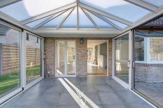 Op slechts 5 minuten van het centrum van Zandhoven vindt u deze mooie open bebouwing. De woning biedt een mooi open zicht op de achterliggende weilanden, wat zorgt voor een heerlijk gevoel van ruimte en groen.<br /><br />We betreden de woning via de inkomhal en komen uit in de lichtrijke leefruimte. Dankzij de grote ramen heb je hier een aangenaam zicht op de tuin. De keuken bevindt zich aansluitend aan de leefruimte. Vanuit de verwarmde veranda heb je rechtstreeks toegang tot het terras en de tuin – een ideale plek om het hele jaar door te genieten, ongeacht het seizoen.<br />Verder op het gelijkvloers bevinden zich 3 volwaardige slaapkamers en een badkamer voorzien van ligbad én douche.<br />Daarnaast beschikt de woning over een  berging/wasplaats en dubbele inpandige garage, handig voor zowel wagens als extra bergruimte. Via de garage is er een vast trap naar de ruime zolder, welke enorm veel extra mogelijkheden biedt. <br /><br />Buiten is er nog een tuinberging, ideaal voor tuingerief of fietsen.<br />De ruime tuin met open zicht op de weilanden vormt zonder twijfel één van de grootste troeven van deze woning!<br /><br />Stedenbouwkundige inlichtingen in aanvraag.
