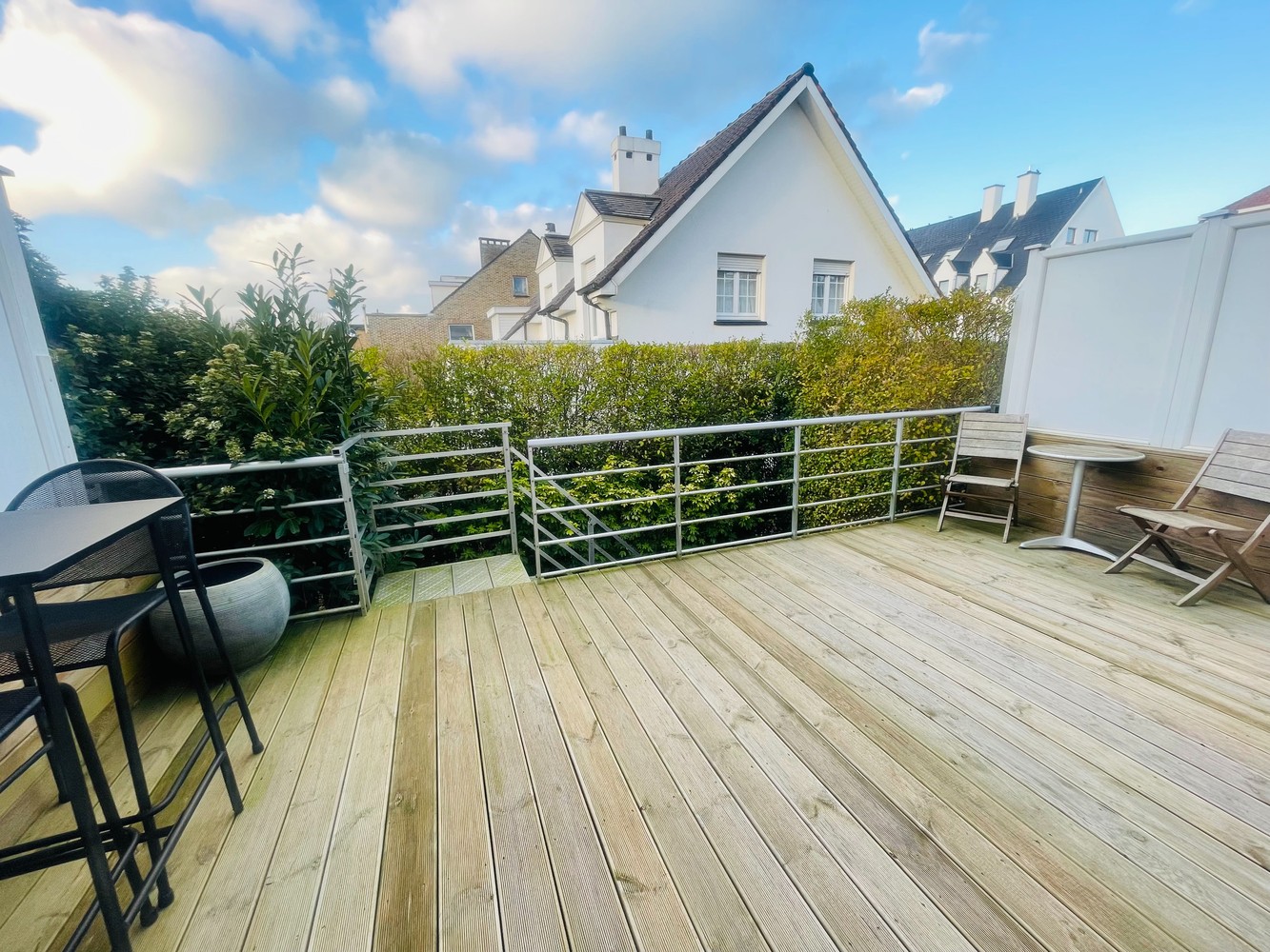 Zeebrugge à 50 mètres de la mer Maison très charmante entièrement rénovée avec 5 chambres à coucher, 3 salles de bains et 3 terrasses. Atout majeur : 2 places de parking et un grand garage. Comprend une allée pour 2 voitures en enfilade, un grand garage, - foto 5