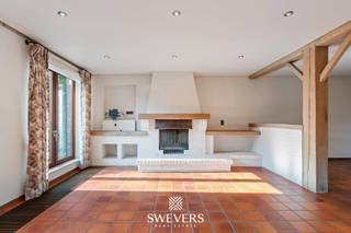 Voor meer info en foto’s, surf naar www.swevers.be – Deze open bebouwing op Ijskelder 57 in Heusden-Zolder ligt op een ruim perceel van 14a28ca en biedt volop mogelijkheden voor wie graag zelf de handen uit de mouwen steekt. De woning werd gebouwd in 1979, heeft een bewoonbare oppervlakte van 160m² en is op te frissen, maar beschikt over een solide basis en een praktische indeling. Via de inkomhal bereikt u de lichtrijke leefruimte met woonkamer en eetkamer van samen meer dan 40 m². Aansluitend bevindt zich de ruime keuken van 18,77 m² met rechtstreekse toegang tot het terras en de wasplaats. De woning telt drie slaapkamers van 17,82 m², 13,94 m² en 8,25 m², ideaal voor een gezin, logeerkamer, bureau of hobbyruimte. De badkamer is uitgerust met ligbad, douche, toilet en lavabo. Extra troeven zijn de kelder van 51,71 m² met meerdere praktische ruimtes, de ruime garage van 39,56 m² en een zolder die extra bergruimte biedt. Dankzij de noordwestelijke oriëntatie geniet u in tuin en terras volop van de namiddag- en avondzon. De ligging is rustig en toch vlot bereikbaar, met snelwegen op 2,8 km, openbaar vervoer op 900 meter, scholen op 3,5 km en winkels, horeca en ontspanning binnen 1,7 km. Een interessante woning met ruimte, privacy en renovatiepotentieel op een mooie locatie. Voor meer informatie, bel 011 255 155. Bron bewoonbare oppervlakte: EPC – verslag.