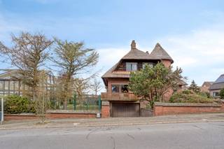 Op een rustige en tegelijk uiterst centrale ligging in Leuven bevindt zich deze uitzonderlijke architecturale villa, een echte eyecatcher dankzij het charmante rieten dak en de unieke torenvormige inkomhal. Deze eigendom straalt karakter, authenticiteit en klasse uit en biedt een zeldzame kans om een bijzonder woonconcept te realiseren op een toplocatie.<br /><br />De woning omvat vier volwaardige slaapkamers, ruime en lichtrijke leefruimtes, bureau en een aangename veranda met zicht op de tuin en vijver. De combinatie van warme materialen, grote raampartijen en een speelse indeling zorgt voor een uniek en sfeervol geheel met een prachtige basis om verder te verfijnen naar hedendaagse normen. Vanuit de masterbedroom geniet u bovendien van een aansluitend dakterras, een heerlijke plek om in alle rust te ontspannen.<br /><br />Een absolute troef is de volledige onderkeldering, die tal van mogelijkheden biedt voor een atelier, hobbyruimte of extra bergruimte. Daarnaast beschikt de woning over twee inpandige garages.<br />In de tuin bevindt zich bovendien een charmante glazen veranda. <br /><br />De ligging is zonder meer een grote meerwaarde: rustig wonen met alle voorzieningen, scholen, winkels en het centrum van Leuven binnen handbereik. <br /><br />Deze te renoveren woning biedt een uitzonderlijke opportuniteit voor wie op zoek is naar een unieke, karaktervolle woning met uitstraling, ruimte en eindeloos potentieel.<br /><br />(Woning wordt ongemeubeld verkocht)<br /><br />Voor meer informatie: 0474 38 63 93 of lotte@immogve.be