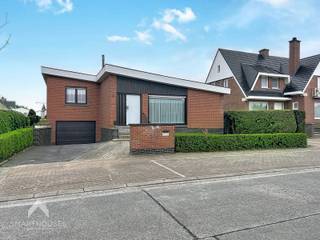 Centraal gelegen alleenstaande woning bestaande uit een inkom met bureel/polyvalente ruimte, hal met afzonderlijk toilet, lichtrijke leefruimte...