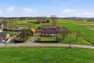 Oude hoeve met woning, stallingen, hangar en weides met mogelijkheid tot aankoop 4,51ha achterliggende gronden (weiland - bouwland & hooiland).Deze...