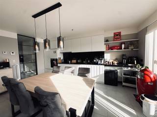 Dit recent appartement op de eerste verdieping is gelegen nabij het centrum van Sint-Gillis-Waas. U beschikt over een groot terras, drie...