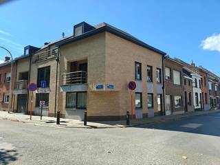Lichtrijk hoekappartement : <br /><br />Instapklaar duplexappartement tegenover De Schorre in Boom<br />Op zoek naar een ruim en instapklaar appartement in een groene en rustige omgeving? Dit aangename duplexappartement van ca. 100 m² is gelegen op de gelijkvloerse en eerste verdieping, recht tegenover het prachtige domein De Schorre in Boom.<br />De combinatie van een rustige, groene ligging en een vlotte bereikbaarheid maakt dit appartement bijzonder aantrekkelijk.<br />Het appartement beschikt over een lichtrijke leefruimte met een open keuken, die aansluit op een praktische berging. Verder zijn er twee slaapkamers, waarvan één uitgerust met handige ingebouwde kasten, een badkamer en een ingebouwde bureau, ideaal voor wie regelmatig van thuis uit werkt of nood heeft aan een extra werkplek.<br />Daarnaast beschikt het appartement over een afzonderlijke fietsenberging, wat een mooie extra troef is.<br />Troeven<br />•Duplexappartement van ca. 100 m²<br />•Gelegen op verdieping 0 en 1<br />•2 slaapkamers<br />•Ingebouwde kasten in één slaapkamer<br />•1 badkamer<br />•Open keuken met aansluitende berging<br />•Ingebouwde bureau<br />•Afzonderlijke fietsenberging<br />•EPC C – score 201 kWh/m² jaar, net geen B-label<br />•Nieuwe verwarmingsketel geplaatst in 2026<br />•Instapklaar<br />•Rustige en groene omgeving<br />•Gelegen tegenover De Schorre<br />•Dicht bij winkels, openbaar vervoer en belangrijke verbindingswegen<br />Een ideale woning voor wie comfortabel wil wonen in een rustige omgeving, maar toch alle dagelijkse voorzieningen en mobiliteit binnen handbereik wil hebben.<br />Richtprijs: € 269.000<br />Interesse in dit aangename duplexappartement? Neem gerust contact op voor meer informatie of een bezoek ter plaatse.<br />Afspraken voor kijkdag mogelijk via deze link : https://calendar.app.google/q3NiehLop3mzEpkt7<br />