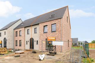 <p><span>Ruime nieuwbouwwoning op rustige, centrale ligging.</span></p><p><span> </span></p><p><span>Belangrijkste troeven:</span></p><p><span>- Ruime woning met 225m² bewoonbare oppervlakte</span></p><p><span>- De beste technieken: vloerverwarming + koeling (ook op slaapkamers) via warmtepomp</span></p><p><span>- Vrije keuze van afwerking volgens lastenboek</span></p><p><span>- Praktische indeling met mooie ruimtes</span></p><p><span>- Vaste trap naar 2e verdieping voor mogelijks 2 extra (slaap)kamers!</span></p><p><span>- Zuidgerichte tuin wordt aangelegd met terras, gazon, omheining en oprit</span></p><p><span>- Ideale ligging in een rustige straat en op wandelafstand van centrum</span></p><p><span> </span></p><p><span>Bekijk zeker ook de grondplannen met de afmetingen. Zo krijgt u van thuis uit al een perfect beeld van wat deze woning te bieden heeft!</span></p><p><span> </span></p><p><span>Wenst u meer info of een vrijblijvende bezichtiging, contacteer dan ons kantoor op het nummer 014 39 99 99 en wij helpen u graag verder.</span></p>