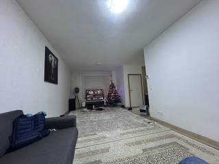 Moorslede - Verzorgde woning met 3 slaapkamers en garage te huur.Bestaande uit:Inkom, woonkamer, keuken, badkamer en berging1ste verdieping: 3...