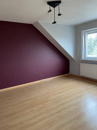 Gezinswoning bouwjaar 1977, gedeeltelijke renovatie 2018.<br />Woonruimte: 157m2. Opp terrein: 287m2<br />Nutsvoorzieningen: water, aardgas (CV+kookfornuis), EPC=280=C<br />Telenet telefonie+ digitale tv aansluiting.<br />Elektriciteit tweevoudig tarief Vinçotte : geen inbreuken ( geldig tot 2042).<br />Geen asbest volgens attest.<br /><br />Gelijkvloers: inkom, garage(automatische poort via code en schakelaar en afstandsbediening),wasplaats, bureau.<br />Eerste verdieping: woonkamer L-vorm parketvloer, toilet, keuken en bergruimte met kasten, trap naar tuin.<br />Tweede verdieping: 3 slaapkamers, badkamer met dubbele wastafel en ligbad /douche en toilet.<br />Zolder<br />Kruipkelder<br />Tuin<br />Beglazing: overal dubbel glas.<br />Rolluiken: Achteraan woning, vooraan op de tweede verdieping.<br /><br />Woning te bezichtigen na telefonische afspraak: 0486/082867.<br /><br /><br />