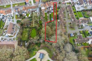 Conveniently located new-build house for sale on a unique 866m² plot along the Peterseliestraat in the historic center of Bruges. This still to be built house (3 bedrooms, office, spacious bicycle shed) with a view of the Brugse Vesten is located in the historic heart of Bruges near cozy restaurants and restaurants, shops, public transport and various tourist attractions and provides a wide range of relaxation facilities in the vicinity. This rare plot of land of 866 m², located in the Peterseliestraat in Bruges, with a view of the Brugse Vesten, is a unique opportunity to realize your dream home. The land is located in the center of Bruges, in a quiet neighborhood steeped in history. The garden borders the Kruisvest and offers a view of the 'De Nieuwe Paregaai' windmill.The land falls under the RUP Leestenburg (Zone 1 - zone for living), which offers clear guidelines for harmonious buildings. You can create a home that both fits the historic environment and meets modern and energetic living standards.A construction company drew up a quote (287,000.00 euro excluding VAT) to build the home included in the visualization. An architect has also developed a feasibility study, which indicates the possibilities of building a single-family home on this plot. This can be delivered after contacting us. As a result, other (if desired, wider) variants of the visualization are possible.Characteristics of the soil:- Surface: 866 m²- Façade width: 10 meters- Construction depth: 15 meters on the ground floor, 12 meters on the first floor- Building height: 2 floors and a roof floor- Suitable for semi-detached buildings