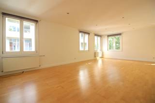 <p>Wonen op het bruisende Zuid? Ontdek dit appartement met 1 ruime slp en een schitterende lichtinval.</p><p>Gelegen midden in de Kloosterstraat, een verzamelplaats van antiekwinkels en boetieks in één van de hipste wijken van Antwerpen, Sint-Andries. De overvloed aan cafés, bars, restaurants en de vele evenementen doen de buurt heel het jaar bruisen. Okay en Delhaize op wandelafstand. Direct aan belangrijke invalswegen, de Ring van Antwerpen en openbaar vervoer. Velostation op wandelafstand.</p><p>• Toplocatie<br />• Kleinschalig gebouw<br />• Lage algemene kosten<br />• Beschikbaar vanaf 01/03/2026</p><p>Het appartement van 115 m² is gelegen op de 2e verdieping en bereikbaar per trap. De royale leefruimte met 8 m gevel is ingedeeld in een living met keuken, geïnstalleerd met toestellen. Aansluitend bevindt zich een technische berging met aansluiting voor wasmachine. Een hal met apart toilet en trap leidt naar de slaapkamer met badkamer ensuite. De badkamer omvat een douche, een wastafel en een toilet.</p><p>Gemeenschappelijke kosten: 100 euro/maand (elektriciteit gemeenschappelijke delen en privatief waterverbruik).</p><p>Interesse? Gelieve uw gegevens in te vullen onderaan de advertentie op onze website www.sinjoor.be. De dossierverantwoordelijke zal nadien zo snel mogelijk contact met u opnemen.</p>