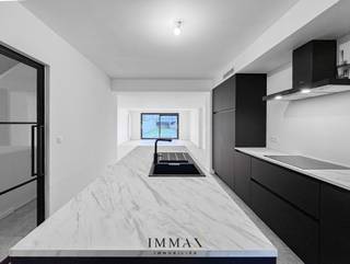 Ontdek deze prachtige, instapklare woning die in 2024 volledig werd gerenoveerd met duurzame en kwaliteitsvolle materialen. <br />Gelegen op een toplocatie in Assebroek, op wandelafstand van winkels, scholen en openbaar vervoer, combineert deze woning comfort, stijl en energiezuinig wonen.<br /><br />De woning omvat volgende indeling: <br />Gelijkvloers: ruime inkomhal met gastentoilet – multifunctionele ruimte die kan dienen als wasplaats, bureau en/of (fietsen)berging – open keuken met kookeiland, uitgerust met alle hedendaagse toestellen en bereikbaar via een stijlvolle stalen deur – lichtrijke leef- en eetruimte met zicht op de tuin – zuidgerichte tuin met twee terrassen en tuinhuis.<br />1ste verdiep: nachthal met toilet - badkamer voorzien van een ligbad, inloopdouche, dubbele lavabo en diverse ingebouwde kasten - 2 ruime slaapkamers. <br />2de verdiep: 3de royale slaapkamer — perfect als master bedroom, hobbyruimte of thuiswerkplek.<br /><br />Voor meer informatie of om een vrijblijvend bezoek in te plannen, neem contact op met Immax Brugge via 050 62 44 14 of stuur een e-mail naar brugge@immax.be