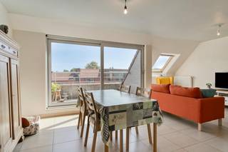 Dit kwalitatief afgewerkte dakappartement is gelegen op de derde verdieping van een verzorgde residentie uit 2005 aan de Gistelse Steenweg in Sint-Andries (Brugge). Met een bewoonbare oppervlakte van ca. 87 m², twee ruime slaapkamers, een lichtrijke leefruimte en een aangenaam zuidgericht terras biedt dit appartement een comfortabele woonomgeving op een centrale locatie.<br /><br />Via de inkomhal met apart gastentoilet bereikt u de lichtrijke woonkamer van maar liefst 34 m². De volledig uitgeruste open leefkeuken sluit hier mooi op aan en vormt samen met de leefruimte een aangenaam geheel. Via het schuifraam heeft u toegang tot het zuidgerichte terras, waar u volop van de zon kunt genieten.<br /><br />Verder beschikt het appartement over twee ruime slaapkamers van ca. 10 m² en 11 m², een badkamer met bad en douchemogelijkheid en een praktische berging van ca. 5 m² met aansluiting voor wasmachine en cv-installatie.<br /><br />Het appartement beschikt daarnaast over een privatieve kelderberging. Via de lift is het appartement vlot bereikbaar. Er is bovendien de mogelijkheid om een privatieve ondergrondse autostaanplaats aan te kopen voor € 20.000.<br /><br />Ook voor investeerders is dit een interessante opportuniteit, aangezien het appartement momenteel verhuurd is. Met een EPC-label B en een score van 136 kWh/m²/jaar geniet u bovendien van een goede energieprestatie. De elektriciteit wordt nog conform gemaakt door de huidige eigenaar.<br /><br />De residentie wordt goed beheerd: er zijn momenteel geen grote investeringen gepland en er is reeds een reservefonds aangelegd. De ligging is bijzonder praktisch, met een bushalte vlak voor de deur en winkels, warenhuizen, scholen en sportcentra op korte afstand. Dankzij de nabijheid van belangrijke verbindingswegen zijn ook Brugge, de E403 en de E40 vlot bereikbaar.<br /><br />Bent u op zoek naar een appartement te koop in Sint-Andries (Brugge) met 2 slaapkamers, terras, lift en een goede energieprestatie? Dan is dit dakappartement zeker een bezoek waard.<br /><br />De algemene voorwaarden van Dewaele DIY kunt u steeds raadplegen via dewaele.com.<br /><br />Bestuursmaatregelen in het maatregelenregister: nee