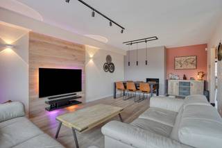 immo DAVID stelt voor: perfect instapklaar 2-slaapkamerappartement met garage en staanplaats<br /><br />Ontdek dit volledig gerenoveerde, ruime en lichtrijke appartement van 98 m², gelegen op de tweede verdieping van een kleinschalig gebouw.<br /><br />Het appartement omvat een inkomhal met vestiairekast, een ruime leefruimte met volledig geïnstalleerde open keuken, een apart toilet, nachthal, twee slaapkamers en een badkamer. Daarnaast beschikt het over een aangenaam zuidgericht terras, ideaal om volop van de buitenruimte te genieten.<br /><br />Een privatieve garage en staanplaats zijn eveneens inbegrepen.<br /><br />Dankzij de uitstekende ligging nabij de Ring, belangrijke invalswegen, het centrum van Brussel, scholen, openbaar vervoer, winkels, de fietssnelweg, UZ Jette en het Laarbeekbos, geniet u hier van een uitstekende bereikbaarheid.<br /><br />Het appartement is volledig instapklaar en beschikt bovendien over driedubbele beglazing, een gunstige EPC-score C en conforme elektriciteit. De combinatie van de ruime woonoppervlakte, de verzorgde afwerking, het zuidgerichte terras, de garage en staanplaats maakt dit appartement tot een bijzonder interessante opportuniteit.<br /><br />Contacteer immo DAVID snel voor meer informatie of een bezoek.