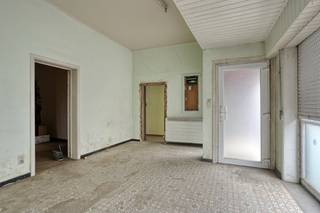 <p>Cet immeuble situé au centre de Denderleeuw, à distance de marche de la gare, offre de nombreuses possibilités. Idéal pour investisseurs ou combinaison habitation et activité.</p><p>Le rez-de-chaussée comprend deux espaces commerciaux avec cour. Un accès commun mène à un grand appartement aux étages.</p><p>Bien à rénover entièrement avec fort potentiel.</p>