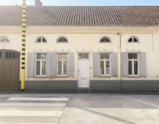 Ontdek de rust en gezelligheid in deze charmante, instapklare gerenoveerde woning gelegen in Berchem, dorpskern van Kluisbergen.Deze woning biedt de...