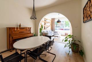 Dit stijlvol ingericht en volledig gemeubeld appartement van ca. 90 m² bevindt zich op het gelijkvloers van een kleinschalig gebouw in 2020 Antwerpen, vlak bij Park den Brandt. De ligging is ideaal met vlotte verbindingen naar het centrum van Antwerpen en directe toegang tot A12, Boomsesteenweg, E19, de Ring en E17. Binnenin geniet u van een warme, gezellige leefruimte met hoekzetel, eettafel voor zes personen en een bio-ethanol sfeerhaard. De volledig uitgeruste keuken geeft uit op een prachtig aangelegde tuin van 91 m² met zithoek en vijver. Verder beschikt het appartement over een comfortabele slaapkamer, moderne badkamer met douche, lavabo en toilet, én een ruime kelderberging van ca. 30 m². Parking is doorgaans vlot beschikbaar in de straat. EPC: 282 kWh/m² – label C.