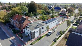 Verkoop van de aandelen van een patrimoniumvennootschap die het volgend onroerend goed omvat:<br /><br />Op zoek naar een investering of een veelzijdig bedrijfsvastgoed in Ingelmunster? Dit uitstekend bedrijfsgebouw combineert een geautomatiseerd hotel met een ruime privéwoonst, een sfeervolle bar + polyvalente ruimte en een uitstekende private parkeergelegenheid op een ruim perceel.<br /><br />Belangrijkste kenmerken &amp; troeven:<br /><br />- Grondoppervlakte: ca. 839 m²<br /><br />- 11 hotelkamers: Voorzien van een eigen badkamer (variërend van standaard tot luxe afwerking met o.a. bubbelbad)<br /><br />- Automatische check-in: Voorzien van een kiosk op het gelijkvloers voor een efficiënt en flexibel uitbatingsbeheer<br /><br />- Private parking: 12 eigen staanplaatsen + een afzonderlijke privégarage<br /><br />- Gezellige bar &amp; polyvalente ruimte<br /><br />- Eigen woonst: Bevindt zich op het gelijkvloers<br /><br />- Buitenruimte: Privatief terras/tuin van ca. 46 m²<br /><br />- Uitgerust met maar liefst 50 zonnepanelen<br /><br />Gedetailleerde beschrijving:<br />Gelijkvloers – Ontvangst &amp; Horeca/Woonfunctie<br />Bij het betreden van het pand komt u in de inkomhal met geautomatiseerde check-in kiosk op de buitengevel te bereiken via de private parking. Dit systeem maakt het mogelijk om de kamerverhuur grotendeels te automatiseren. Aansluitend bevindt zich de bar met polyvalente ruimte. Daarnaast beschikt het gelijkvloers over een volwaardige eigen woonst en een ruime garage.<br /><br />Eerste verdieping – Kamers<br />Op de eerste verdieping bevinden zich de 11 verzorgde kamers. Elke kamer is uitgerust met een eigen badkamer. Het aanbod varieert van comfortabele standaardkamers tot meer luxueuze types met extra faciliteiten zoals een privé-bubbelbad.<br /><br />Exterieur &amp; Parkeergelegenheid<br />Het perceel van 839 m² beschikt over een privatieve buitenruimte van ca. 46 m² en een private parking met 12 staanplaatsen, wat een grote troef is voor gasten en bezoekers.<br /><br />Transactievorm:<br />Het betreft een verkoop via aandelenoverdracht van een patrimoniumvennootschap.<br /><br />Te koop wegens pensioen en geen opvolging. <br /><br />Op zoek naar bedrijfsvastgoed bestaande uit een bedrijfsgebouw te koop in Ingelmunster? Aarzel dan niet om ons te contacteren op het nummer 051 21 22 23.<br /><br />Bestuursmaatregelen in het maatregelenregister: nee