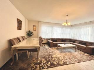 <p><span>INDELING</span><span><br /></span><span>Dit appartement is gelegen in het centrum van Oudenaarde. <br /><br />Bij het binnenkomen van het appartement komt u terecht in een ruime inkomhal. <br />Nadien kan je doorlopen naar de woonkamer waaruit u toegang heeft tot de vernieuwde en volledig uitgeruste keuken. <br /><br />Het appartement bezit over twee ruime slaapkamers, een badkamer met bad/douche, bezoekerstoilet en een bergruimte. </span></p><p><span>TECHNISCHE WEETJES</span></p><p><span>Gunstig epc B label.</span><span><br /><br /></span><span>INTERESSE? </span><span><br /></span><span>Heeft u interesse en/of wenst u graag een bezoek, contacteer dan Eefje via <span>Eefje@immodhondt.be</span></span><span> of bel 0498 88 88 89</span></p>