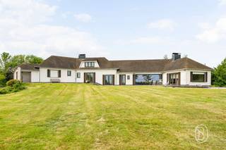 <p>Statige villa met zwembad en uniek uitzicht op een perceel van 6.401m²</p><p>Op zoek naar ruimte, rust en privacy? Dan zal deze charmante eigendom u meteen weten te bekoren. <br />Via een stijlvolle oprit bereikt u deze degelijke en karaktervolle villa, gelegen op een prachtig perceel van maar liefst 6.401 m².</p><p>De woning geniet van een uniek uitzicht op de omliggende omgeving en is omringd door een schitterend aangelegde tuin waar rust en natuur centraal staan. Dankzij de rustige ligging geniet u hier van volledige privacy, terwijl alle voorzieningen toch vlot bereikbaar blijven.</p><p>Deze solide woning, volledige onderkelderd, vormt een uitstekende basis voor wie een woning zoekt met karakter én toekomstmogelijkheden. Bovendien beschikt de eigendom over een zwembad, waardoor het vakantiegevoel hier elke dag aanwezig is.</p><p>Met haar ruime volumes en sterke fundamenten biedt deze woning bovendien enorm veel potentieel om verder te moderniseren of aan te passen aan uw eigen woonwensen.<br />Troeven:<br />✔ Perceel van 6.401 m²<br />✔ Uniek en weids uitzicht, met maximale privacy<br />✔ Zwembad aanwezig, prachtige tuin<br />✔ Degelijke, solide constructie<br />✔ Veel uitbreidings- en renovatiemogelijkheden<br />✔ Ideaal als gezinswoning, tweede verblijf of vakantiewoning</p><p><br />Een eigendom voor wie houdt van ruimte, natuur en een uitzonderlijke woonbeleving op een unieke locatie. Een bezoek zal u ongetwijfeld overtuigen.</p>
