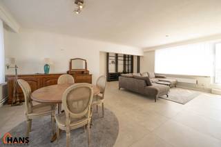 Gezellig, deels gerenoveerd appartement met ruim terras en garagebox.<br />Dit appartement bevind zich op de bovenste verdieping van het gebouw.<br />Het beschikt over een lichtrijke leefruimte door ramen aan beide zijden, keuken met kasten, kookplaat, dampkap en oven en aansluitende berging; apart toilet; vernieuwde badkamer met inloopdouche en dubbele lavabo; 2 slaapkamers en zeer ruim terras. Tot slot is een garagebox en staanplaats inbegrepen.<br /><br />Gemeenschappelijke kosten: 250 EUR (lift, poetsen gemene delen, provisie water en verwarming, minuterie, aandeel syndicus, ...)<br />Geschikt voor maximaal 4 personen.<br />Beschikbaar vanaf 01/08/2026.<br /><br />Huurwaarborg bedraagt 3 maanden huur.<br />Plaatsbeschrijving door extern bedrijf met gedeelde kosten.<br /><br />Een bezoek ter plaatse kunt u enkel online reserveren op www.hansvastgoed.com.<br />Voor meer informatie, bezoek onze website www.hansvastgoed.com of neem contact op met info@hansvastgoed.com of +32 3 366 05 30.