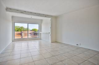 Juste en dehors du centre-ville, à cinq minutes à pied de la gare, vous trouverez ce spacieux appartement sur la Maastrichtersteenweg.<br /><br />Par escalier ou ascenseur, vous atteindrez le troisième étage avec la disposition suivante :<br />x hall d'entrée ;<br />x beau salon avec baie vitrée donnant sur la terrasse ;<br />x cuisine équipée séparée ;<br />x couloir avec toilettes séparées ;<br />x salle de bains avec baignoire/douche et meuble-lavabo ;<br />x 2 chambres à l'arrière, dont une avec terrasse et vue sur De Kevie.<br /><br />Par le hall d'escalier, vous aurez accès à l'étage supérieur avec un studio équipé :<br />x espace de vie avec fenêtre de toit ;<br />x coin cuisine ;<br />x toilettes séparées ;<br />x coin nuit.<br /><br />Cet appartement est également accompagné d'un garage privé et d'une cave.<br /><br />INTÉRESSÉ ? Prenez rendez-vous pour une visite par téléphone au 012 23 00 23 ou envoyez vos questions par e-mail à roland@immo-leroi.be.