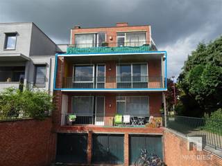 <p><span>Ruim appartement op de 1ste verdieping aan de rand van de stad Diest.<br /></span><span>Op wandelafstand van winkels, scholen, openbaar vervoer, ...<br />Het appartement maakt deel uit van een kleine residentie.</span></p><p><span>Indeling:<br />- </span><span>Inkom<br />- Geïnstalleerde keuken<br />- Woonkamer<br />- Berging<br />- Terras<br />- Badkamer<br />- 2 Slaapkamers<br />- Kelder <br />- 1 staanplaats ondergronds</span></p><p><span>De huurprijs bedraagt € 850 € gemeenschappelijke kosten inbegrepen</span></p><p><span>BEZOEKEN, DAT KAN!</span></p><p><span>Vul de huuraanvraag in op ImmoDiest.be (onder te huur -> Speelhofstraat 2 bus 1 - 3298 DIEST -> ORANJE KNOP 'VRAAG UW BEZOEK AAN'). <br />Van zodra wij deze informatie ontvangen hebben, nemen wij contact op met u.</span></p><p><span> </span></p>