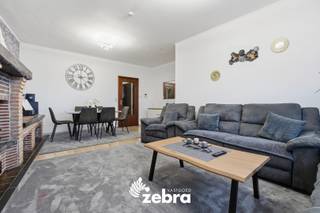 Dit verzorgde appartement op de tweede verdieping bevindt zich in het bruisende centrum van Tielt en biedt alle comfort voor wie centraal wil wonen.<br />Bovendien kan er een privatieve garagebox bijgehuurd worden.<br /><br />Bij het binnenkomen komt u in de inkomhal met gastentoilet en berging. Van hieruit bereikt u de lichtrijke leefruimte, de recent vernieuwde en volledig ingerichte keuken.<br />Het appartement heeft twee volwaardige slaapkamers en een vernieuwde badkamer met douche en lavabomeubel.<br />Een extra troef is de privatieve kelder, ideaal als bijkomende bergruimte. <br /><br />Dankzij de praktische indeling, de gunstige attesten en de centrale ligging is dit appartement volledig instapklaar.<br /><br /><strong>Ook wild geworden van deze thuis?<br />Twijfel dan niet langer en leg vandaag nog uw bezoek vast!</strong>