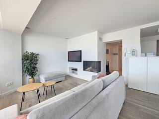 Volledig instapklaar en tot in de puntjes afgewerkt appartement type “doorloper”, gelegen op een toplocatie op de Zeedijk van Nieuwpoort-Bad.<br />De lichtrijke woonkamer biedt een adembenemend frontaal zeezicht met zicht op staketsel en sluit naadloos aan op de moderne open keuken.<br />Het appartement beschikt over drie volwaardige slaapkamers, een afzonderlijk gastentoilet en twee badkamers waarvan één met ligbad, handdoekdroger en dubbele lavabo, en een tweede met douche en lavabo.<br />Tot slot bevindt zich aan de achterzijde  terras met zuidoriëntatie <br />Bovendien is er een kelderberging inbegrepen op het -1 niveau en ondergrondse toegang naar de winkelstraat 