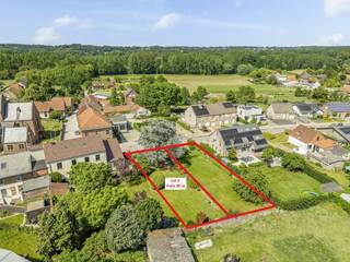 Deze Zuid-gerichte bouwgrond voor het bouwen van een half-open bebouwing is gelegen in hartje Sint-Pieters-Rode in een landelijke omgeving op een boogscheut van het Kasteel van Horst. Gekend als lot 2 met een perceeloppervlakte van 4 are 38 ca van een recent goedgekeurde kleine verkaveling in een vernieuwde straat.<br />Benieuwd hoe u kan bouwen ? U kan de verkavelingsvoorschriften hieronder downloaden.<br />Voor bijkomende info kan u me bereiken op 0477 284876 of via vincent@immojanstas.be