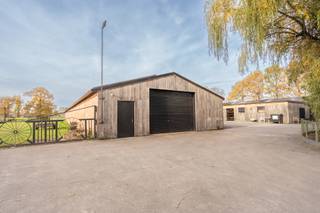 MAGAZIJN VOOR OPSLAG VAN 600m² GUNSTIG GELEGEN TEN OPZICHTE VAN DE DOORGAANDE WEGEN EN E19Het magazijn heeft een oppervlakte 10 op 60 meter en is...