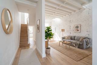 <p>🌿 Welcome to this unique renovation opportunity, located in a quiet, green street with all daily amenities nearby. This home was completely gutted down to the shell and offers an exceptional opportunity to create a dream home completely to your own taste.</p><p>🌳 <strong>Quiet location with everything close by<br />Despite</strong> the quiet and green surroundings, you will enjoy a very central location here. Stores, schools and public transportation are a short distance away, making this location ideal for families or those who want to combine comfort and accessibility with tranquility.</p><p>The spacious rear garden is an absolute asset and offers numerous possibilities: a cozy family spot, play area for children or a green oasis to fully unwind.</p><p>🏡 <strong>Crude construction with major works already provided<br />The</strong> house was completely stripped down to the shell, allowing you to start from an empty canvas without demolition works.</p><p>Major structural works are already included in the asking price:</p><ul><li>New windows</li><li>Renewed roof</li></ul><p>This makes the home a solid and worry-free foundation for further custom finishing.</p><p>Inside, you have complete freedom to choose the layout, style and materials to create your ideal home.</p><p>⭐ <strong>Summary<br />✔</strong> Completely gutted to shell<br />✔ New windows included in asking price<br />✔ Renewed roof included in asking price<br />✔ Spacious garden with lots of potential<br />✔ Quiet, green street<br />✔ Central location near stores and schools<br />✔ Completely to your own taste to finish</p><p>Are you looking for a home that you can fully personalize in a quiet yet central location? Then this is a unique opportunity.</p>