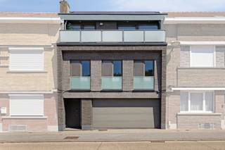 <p><strong>Stap binnen in deze hedendaagse woning uit 2014 waar ruimte, licht en modern wooncomfort op harmonieuze wijze samenkomen. Met een bewoonbare oppervlakte van 152m², twee volwaardige slaapkamers, twee badkamers, een zonnig terras en een royale garage combineert dit energiezuinige pand een hoogwaardige afwerkingsgraad met een buitengewoon praktische ligging in het centrum.</strong></p><p> </p><p><strong>Beschrijving van de woning</strong> Bij het betreden van de woning komt u terecht in een uitnodigende inkomhal op de begane grond, die direct toegang biedt tot de bijzonder ruime garage. Deze is uitgerust met een automatische sectionaalpoort en biedt niet alleen plaats voor een voertuig, maar beschikt ook over uitgebreide bergruimte, een handige afgietbak en de technische voorzieningen zoals de energiezuinige cv-installatie en een waterverzachter.</p><p> </p><p>Via de trap, voorzien van ingebouwde nachtverlichting en een discrete stoeltjeslift, bereikt u de eerste verdieping waar het dagelijks leven zich ontplooit. De hal met gastentoilet leidt naar een sfeervolle leefruimte waar riante raampartijen zorgen voor een overvloed aan natuurlijk daglicht. Aansluitend bevindt zich de strak vormgegeven, modern ingerichte keuken die van alle gemakken is voorzien, evenals een praktische bureauruimte met maatkasten die zich perfect leent als thuiswerkplek.</p><p>Op de tweede verdieping brengt de nachthal u naar twee comfortabele slaapkamers met stijlvolle inbouwkasten. Daarnaast geniet u van het luxegevoel van zowel een complete badkamer als een afzonderlijke douchekamer, wat de ochtendroutine bijzonder vlot laat verlopen.</p><p>Vanuit de slaapkamers stapt u zo het aangename terras op voor een heerlijk moment van rust.</p><p> </p><p>Een handige zolderberging biedt bovendien nog extra opslagmogelijkheden.</p><p> </p><p>Dankzij de bouw van 2014 profiteert de woning van een gunstig energieprestatiecertificaat B met een score van 121 kWh/m² per jaar, ondersteund door vloerverwarming, zonnepanelen, een doordacht ventilatiesysteem, een conforme elektrische installatie en de volledige afwezigheid van asbest.</p><p> </p><p>De locatie in het centrum van Tienen is overal dichtbij: een supermarkt bevindt zich vlak voor de deur, terwijl scholen, winkels, gezellige horeca en openbaar vervoer (bus en station) op een steenworp afstand liggen. Met een snelle aansluiting op de stadsring en de snelweg op amper vijf minuten rijden, combineert deze woning doordacht stadswonen met een uitstekende bereikbaarheid.</p><p> </p>